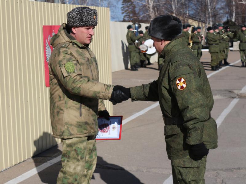 В Ангарске чествовали военнослужащих Росгвардии по призыву,
увольняемых в запас