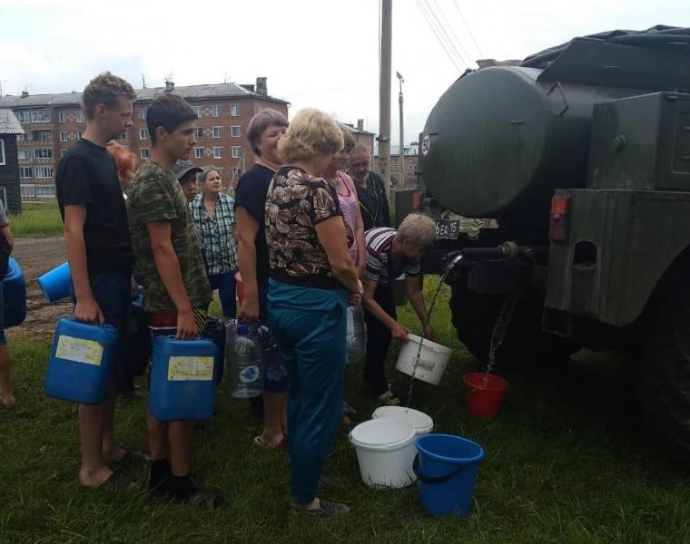 РОСГВАРДИЯ СНАБЖАЕТ ЧИСТОЙ ПИТЬЕВОЙ ВОДОЙ РАЙОНЫ ИРКУТСКОЙ ОБЛАСТИ, ПОСТРАДАВШИЕ ОТ НАВОДНЕНИЯ