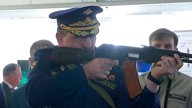 Замминистра обороны РФ Евкуров протестировал новейший стрелковый тренажер