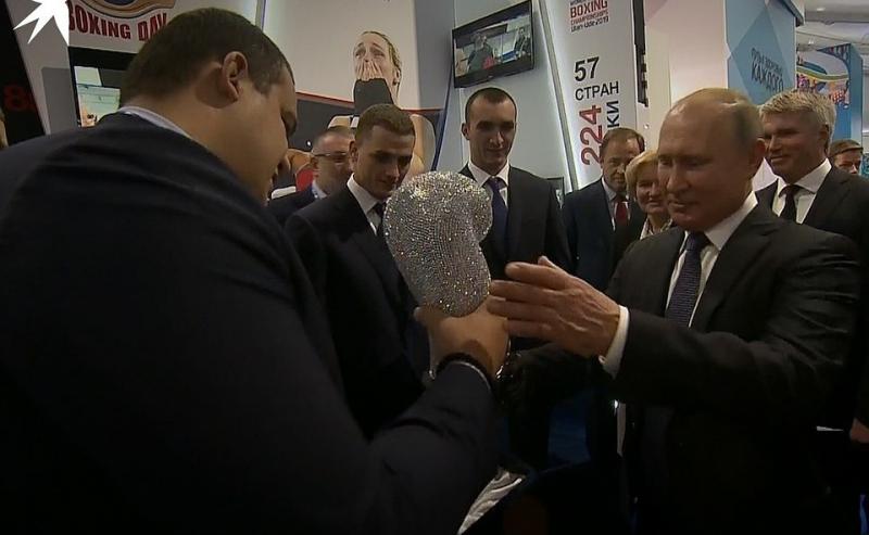 Боксеры, которые прославились в Екатеринбурге, сделали подарок Путину