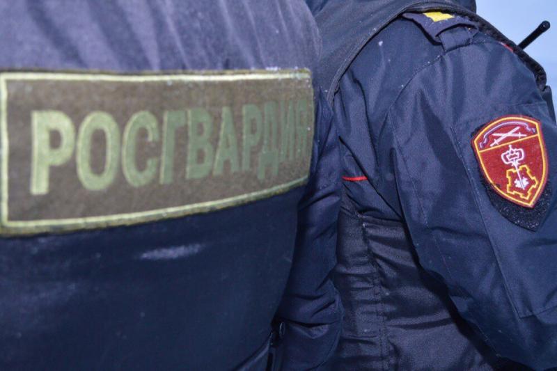 В Оленегорске росгвардейцы задержали гражданина, угрожавшего убийством посетителю магазина