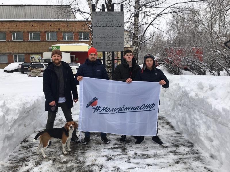 «Молодежка ОНФ» в Коми провела субботник и очистила занесенный снегом мемориал в Сыктывкаре