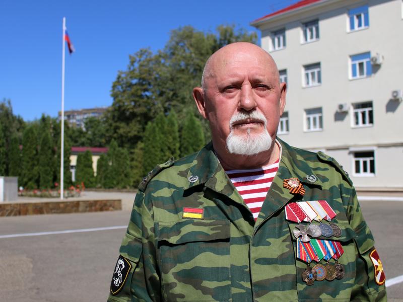 Председатель ветеранской организации ставропольского управления Росгвардии посвятил стихи государственному флагу России