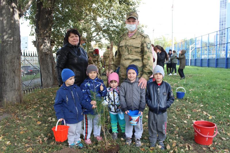 В рамках акции «Лес Победы» новосибирские росгвардейцы высадили деревья на территории детского дома