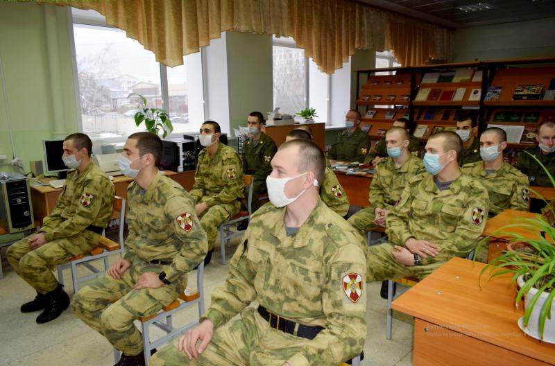 В Новосибирске в День народного единства для военнослужащих Росгвардии состоялась экскурсия в музейной комнате войсковой части