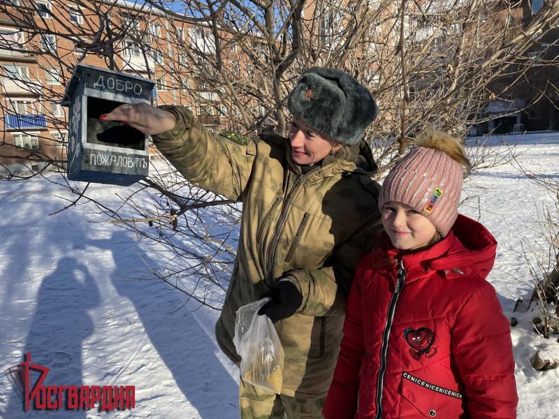 Акция «Спешите делать добрые дела!» стартовала в Иркутской области. Первыми участниками мероприятия стали воспитанники класса Росгвардии, которые позаботились о зимующих птицах