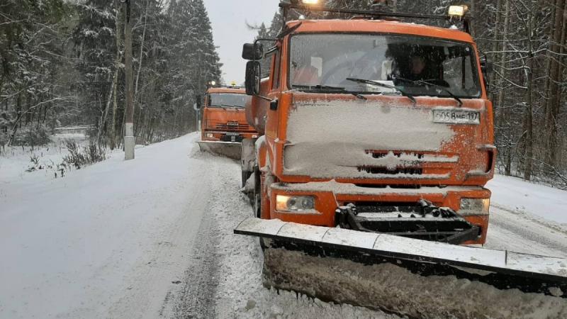 Порядка 300 единиц техники очищают дороги Подмосковья от снега