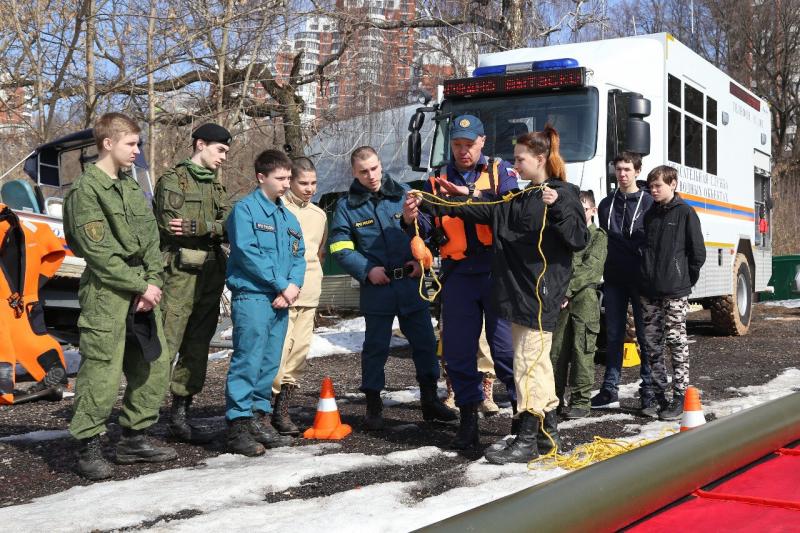 Московские пожарные взяли шефство над школьниками из профильных классов