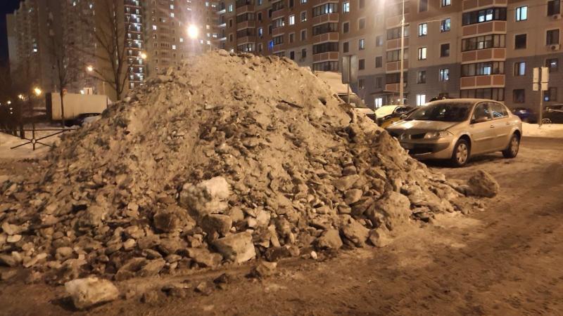 В Красногорске после уборки снега, коммунальные службы оставили жителям большую гору снега