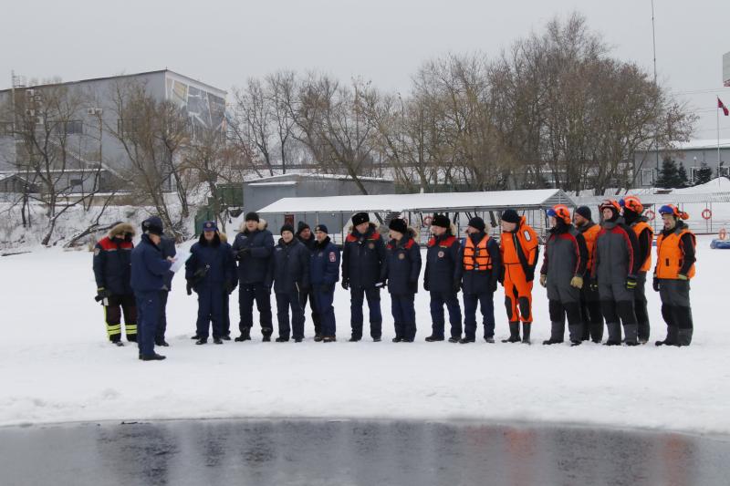 Пилоты авиацентра и спасатели провели совместную 
тренировку по тушению пожаров зимой