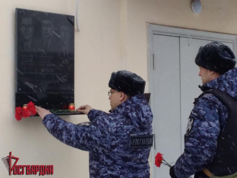 В Иркутске сотрудники Росгвардии почтили память сослуживца, погибшего при исполнении служебного долга