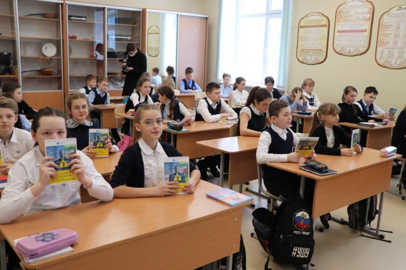 С электричеством на Вы: сибирские энергетики учат  школьников безопасному поведению вблизи подстанций и ЛЭП