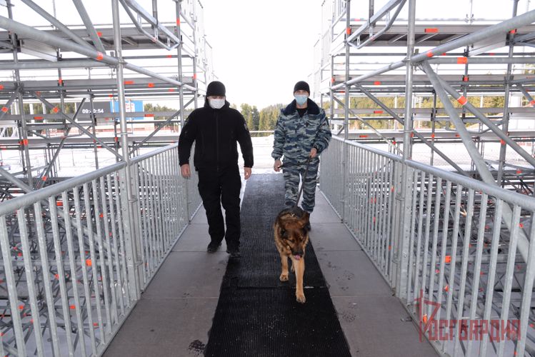 В Югре сотрудники Росгвардии обеспечивают общественную безопасность чемпионата России по биатлону и матчей ВХЛ