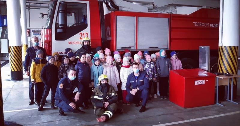 Школьники поздравили пожарных
с их профессиональным праздником