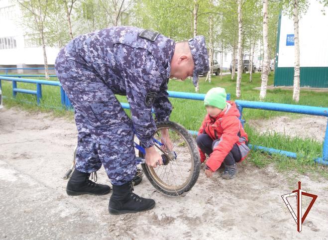 В Югре росгвардейцы помогли школьнику, попавшему в затруднительную ситуацию