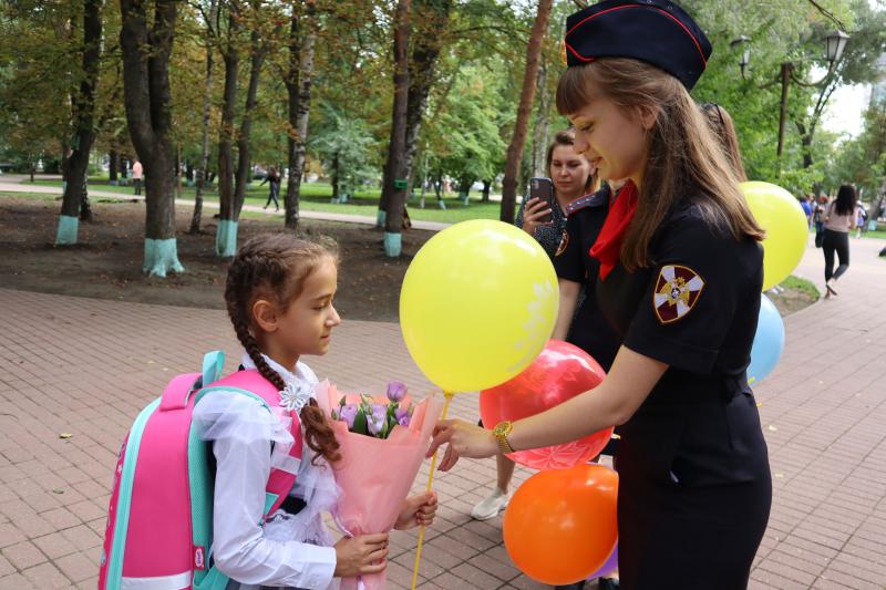 В Ставрополе росгвардейцы провели информационную акцию ко Дню знаний