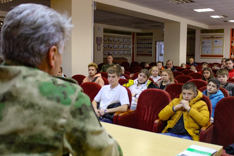 Сотрудники ставропольского ОМОН провели День открытых дверей для школьников