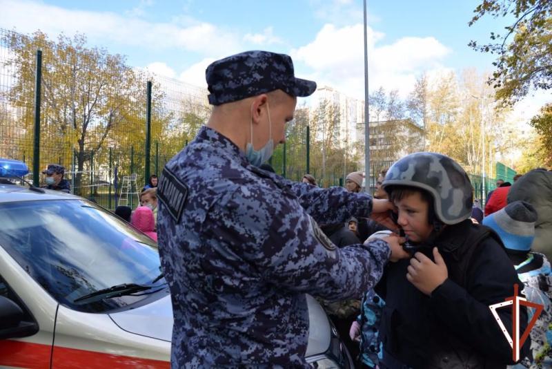 На Среднем Урале росгвардейцы принимают участие в мероприятиях по детской безопасности