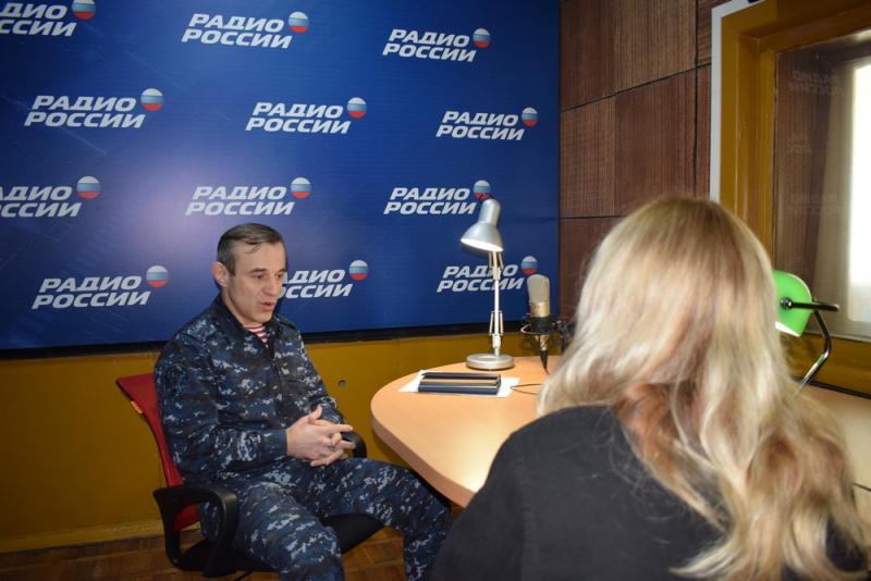 В Дагестане сотрудник вневедомственной охраны Росгвардии стал гостем региональной радиостанции