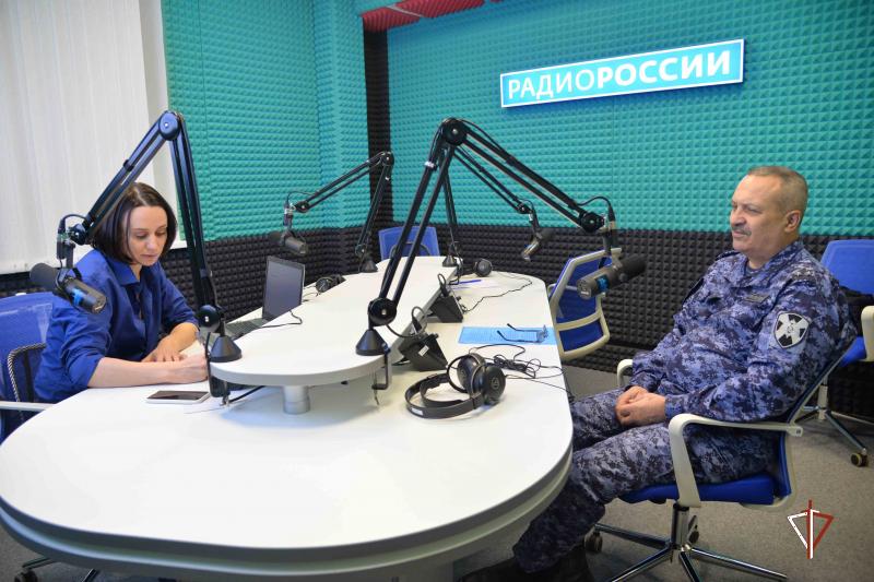 В эфире радио передачи «Вестник Росгвардии» офицер ведомства рассказал о специфике службы во вневедомственной охране на Ямале