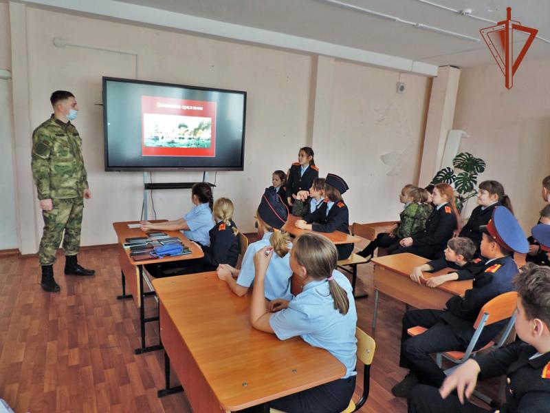 Урок мужества ко Дню воинской славы провели росгвардейцы для абаканских кадетов