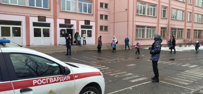 Росгвардейцы помогли экстренным службам в эвакуации детей из задымленной школы в Челябинске
