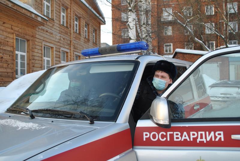 В Кирове росгвардейцы задержали гражданина, подозреваемого в совершении грабежа