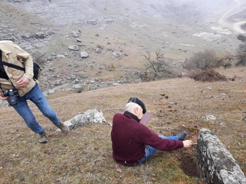 В Нагорном Карабахе (Арцахе) обнаружены зарытые в земле старинные армянские хачкары. Фоторепортаж. Видео