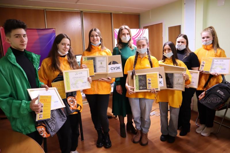 СУЭК подарила школьникам-волонтерам из Красноярского края ноутбуки