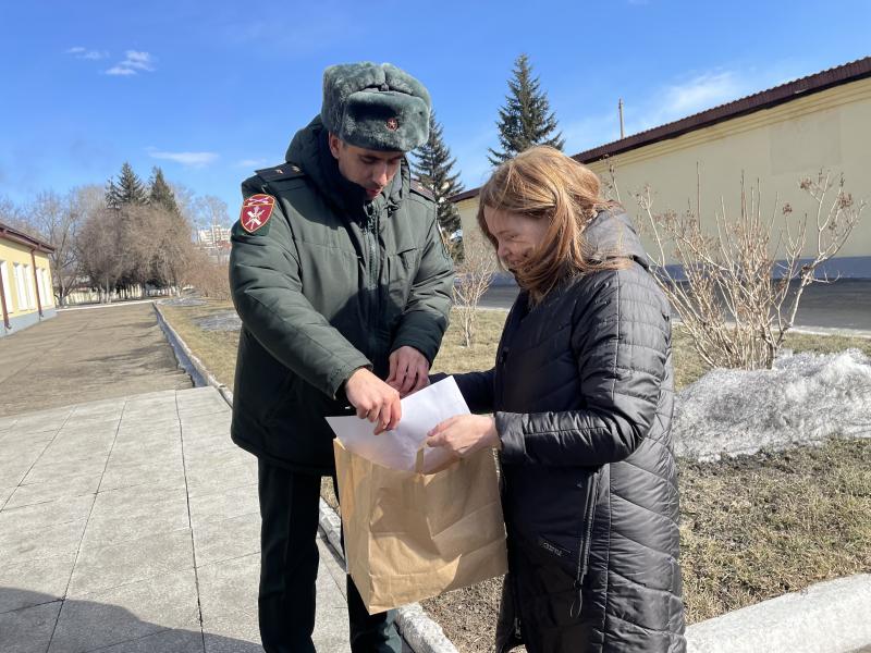 Активисты и школьники из Приангарья продолжают передавать в Росгвардию письма со словами поддержки военнослужащих и гуманитарные грузы на Украину