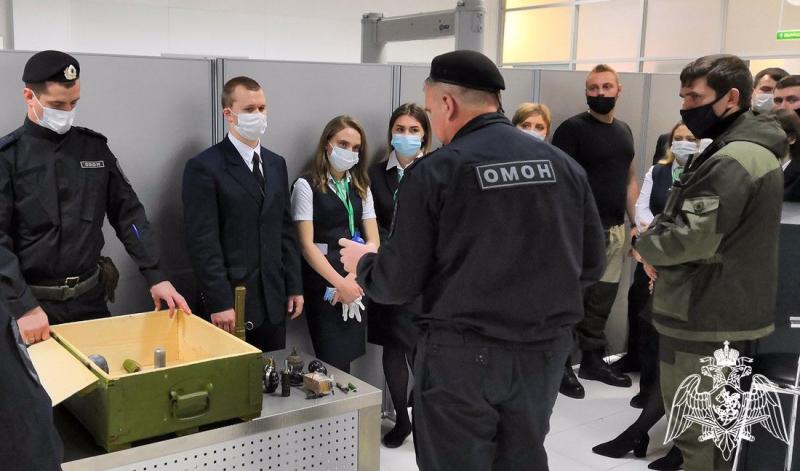 Сотрудники Росгвардии поделились опытом обеспечения безопасности с персоналом тюменского аэропорта