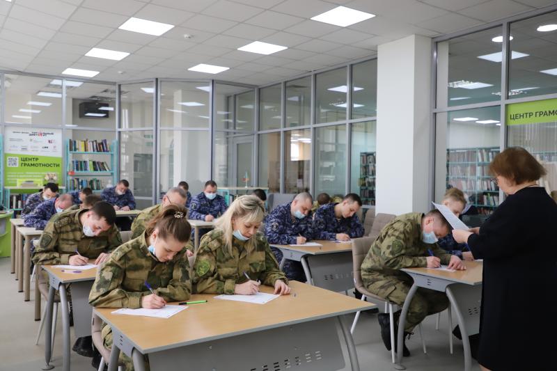 В Рязани сотрудники и военнослужащие Росгвардии приняли участие в «Тотальном диктанте»