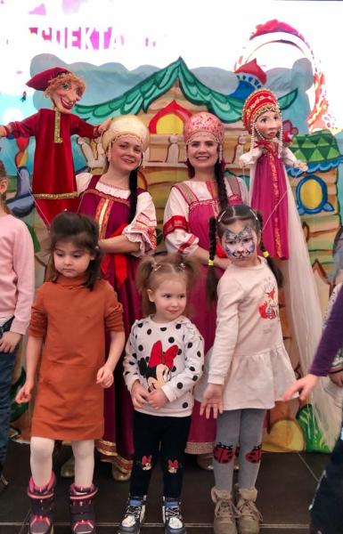 В ТРЦ «Нора» малыши познакомились с Петрушкой на кукольном спектакле.