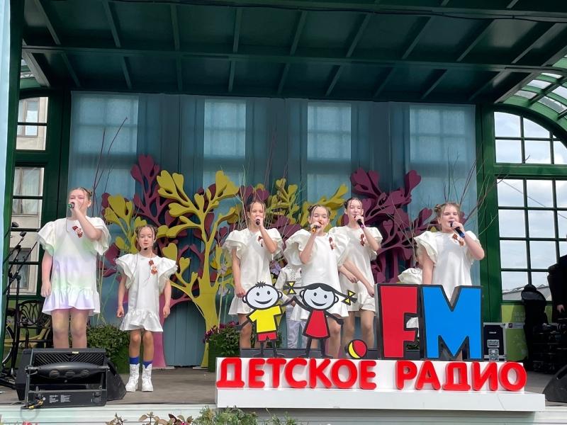 Юные звезды Детского радио подарили москвичам песни Победы