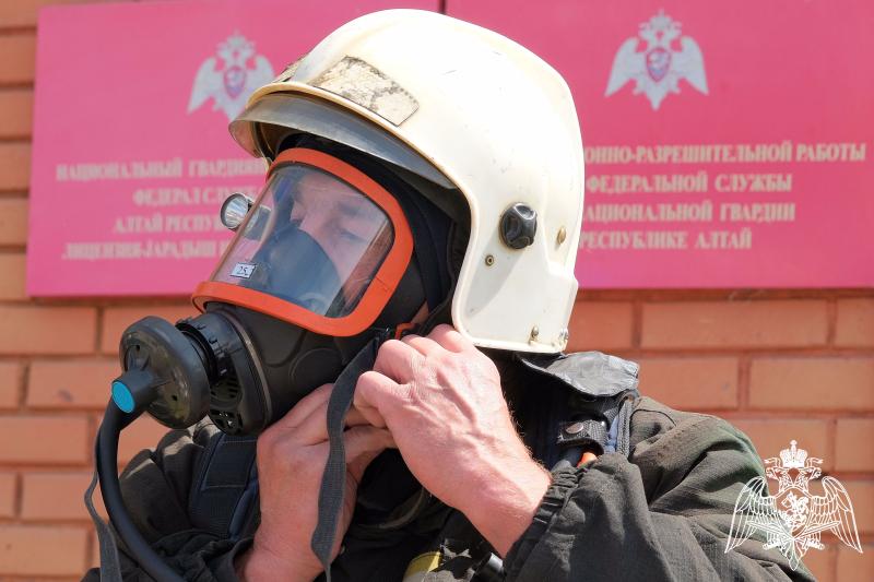 В Республике Алтай сотрудники Росгвардии и МЧС провели совместные учения по ликвидации условного пожара