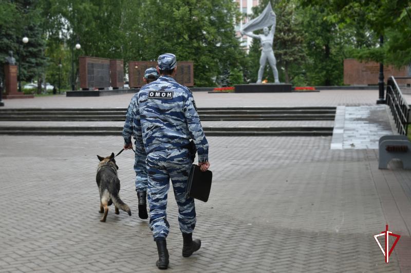 Сотрудники Росгвардии Удмуртии приняли участие в охране общественного порядка в местах проведения массовых мероприятий, посвященных празднованию Дня России