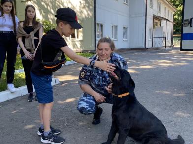 Члены Общественного совета при УВД по ВАО организовали экскурсию для детей в Центр кинологической службы