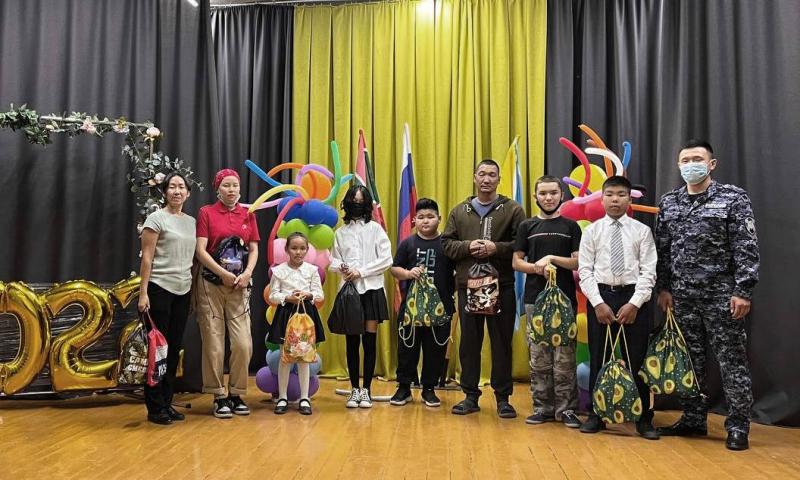 Росгвардейцы обеспечили канцелярскими наборами учащихся подшефной тувинской школы в Кызыле