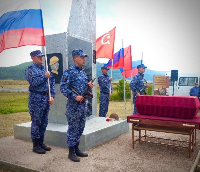 В день окончания Второй мировой войны сотрудники Росгвардии приняли участие в перезахоронении останков фронтовика под Иркутском