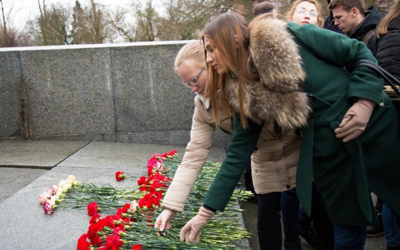 Торжественно-траурная церемония возложения цветов к Мемориалу героическим защитникам Ленинграда