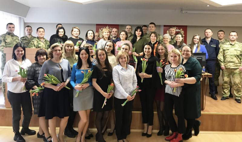 Военнослужащие и сотрудники Управления Росгвардии по Свердловской области поздравили женщин с 8 марта