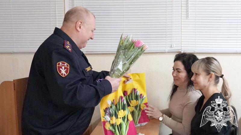 Начальник Управления Росгвардии по Кировской области Дмитрий Пушкин поздравил сотрудниц с 8 марта