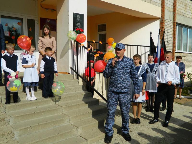 В Удмуртии росгвардейцы поздравили учеников подшефных школ с Днем знаний