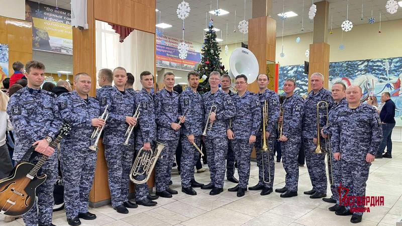 В рамках акции «Дед Мороз специального назначения» военный оркестр Росгвардии принял участие в детских новогодних представлениях в Самаре