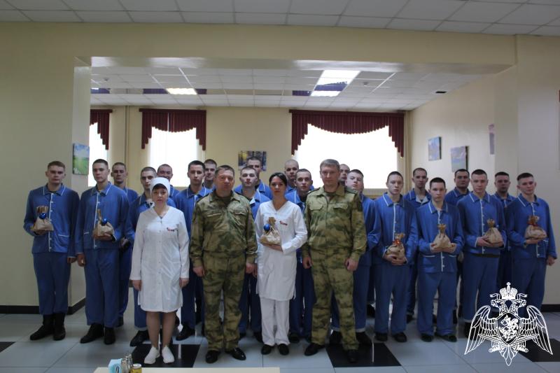 Дед Мороз специального назначения поздравил военнослужащих, находящихся на лечении в Кировском военном госпитале, с Новым годом