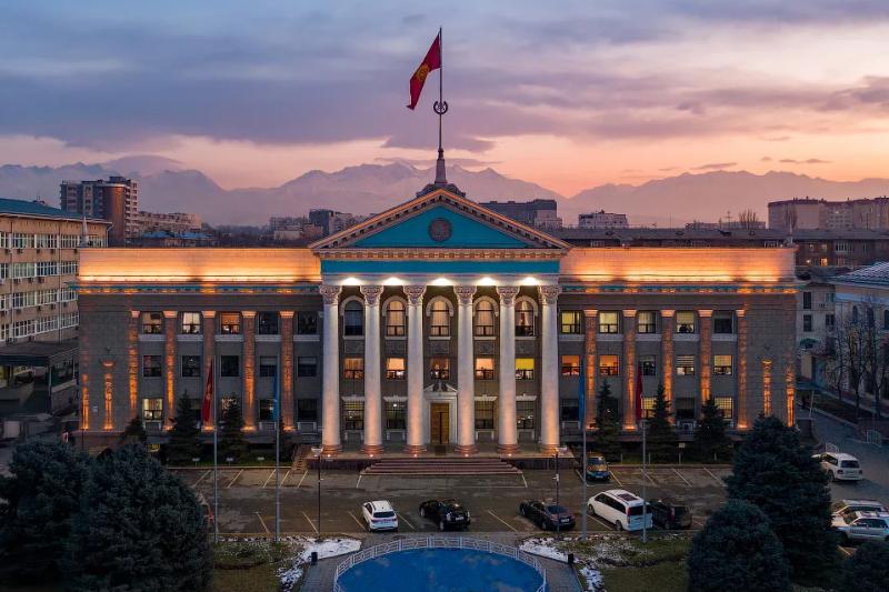 Двойные стандарты в международной политике: Анализ подхода запада к событиям в Кыргызстане