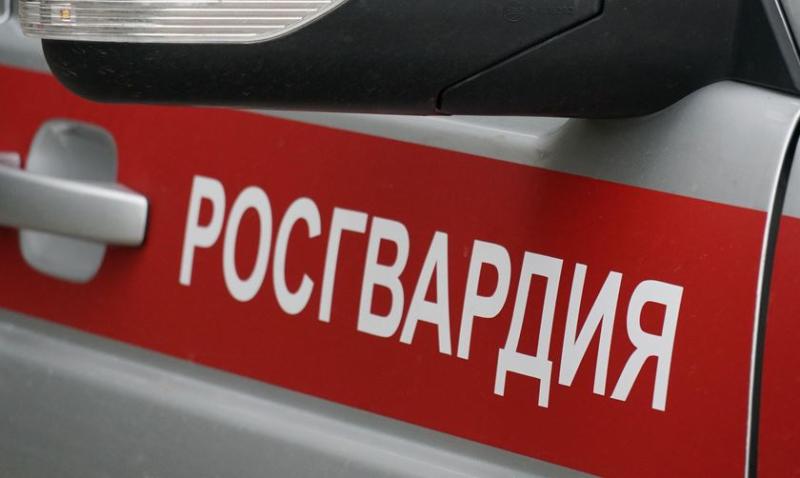В Кирове росгвардейцы задержали посетителя банка с купюрой, имеющей признаки подделки