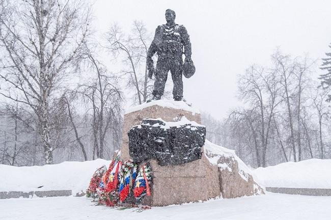 Около 500 активистов возложили цветы к Памятнику воинов-интернационалистов у Музея Победы на Поклонной горе

 