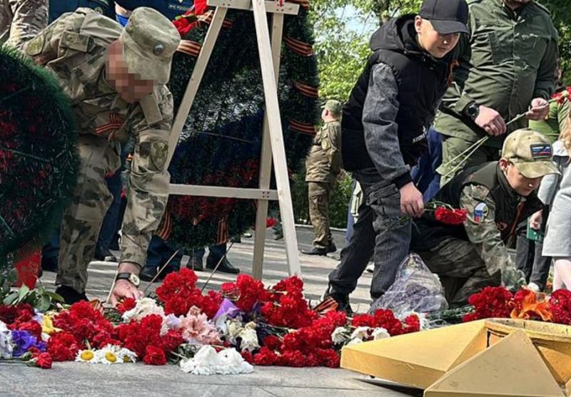 Росгвардейцы возложили цветы к Вечному огню на Братской могиле в Мелитополе