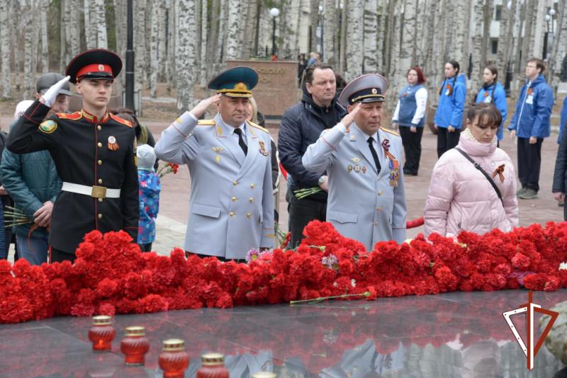 В Югре военнослужащие и сотрудники Росгвардии приняли участие в торжественных мероприятиях, посвященных Дню Победы